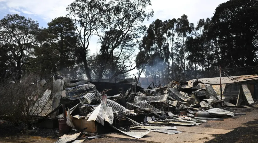 Avustralya'nın Victoria eyaletindeki Harkort kasabasında yangın sonucu yıkılan bir ev (EPA)