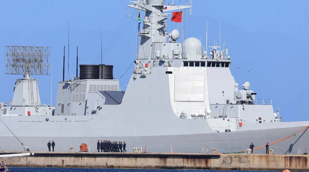 تظهر أعلام جنوب أفريقيا والصين على متن سفينة في قاعدة «سيمونز تاون» البحرية قبيل مناورات بحرية مشتركة لدول مجموعة «بريكس بلس» التي تضم الصين وروسيا وإيران في المياه الإقليمية لجنوب أفريقيا هذا الأسبوع - كيب تاون (رويترز)