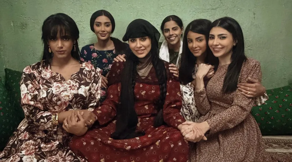 ‎نجمات المسلسل السعودي «شارع الأعشى» خلال تصوير الجزء الثاني («إنستغرام» الممثلة إلهام علي)