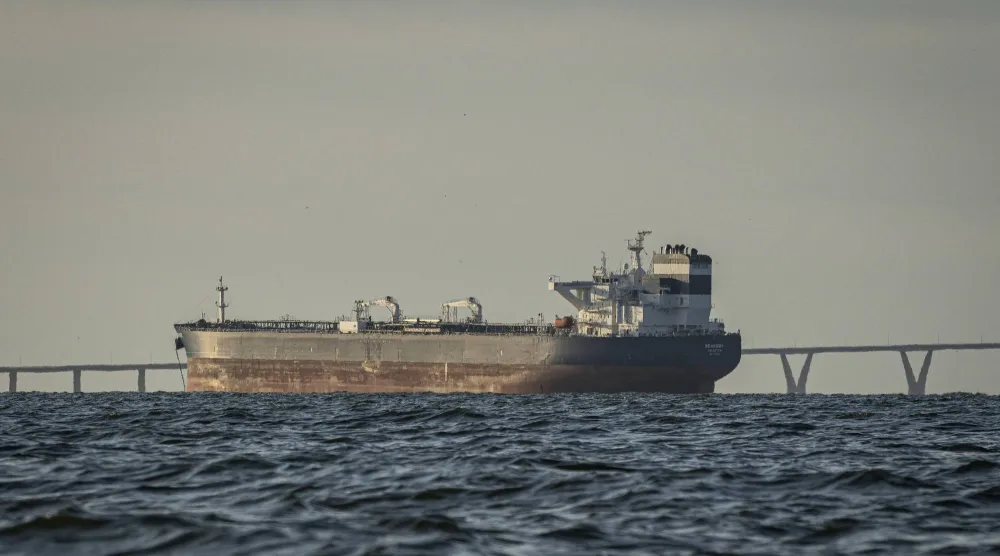 ناقلة نفط في بحيرة ماراكايبو الفنزويلية المتصلة بالبحر الكاريبي (إ.ب.أ)