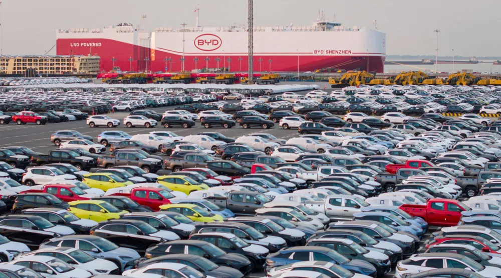 سيارات كهربائية صينية من طراز BYD معدّة للشحن إلى البرازيل من مرفأ سوجو في مقاطعة جيانغسو (أ.ف.ب)
