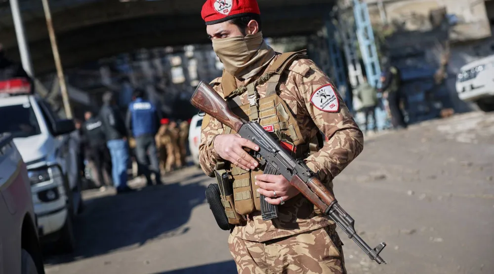 عنصر من الجيش السوري في حي الشيخ مقصود بمدينة حلب (أ.ب)