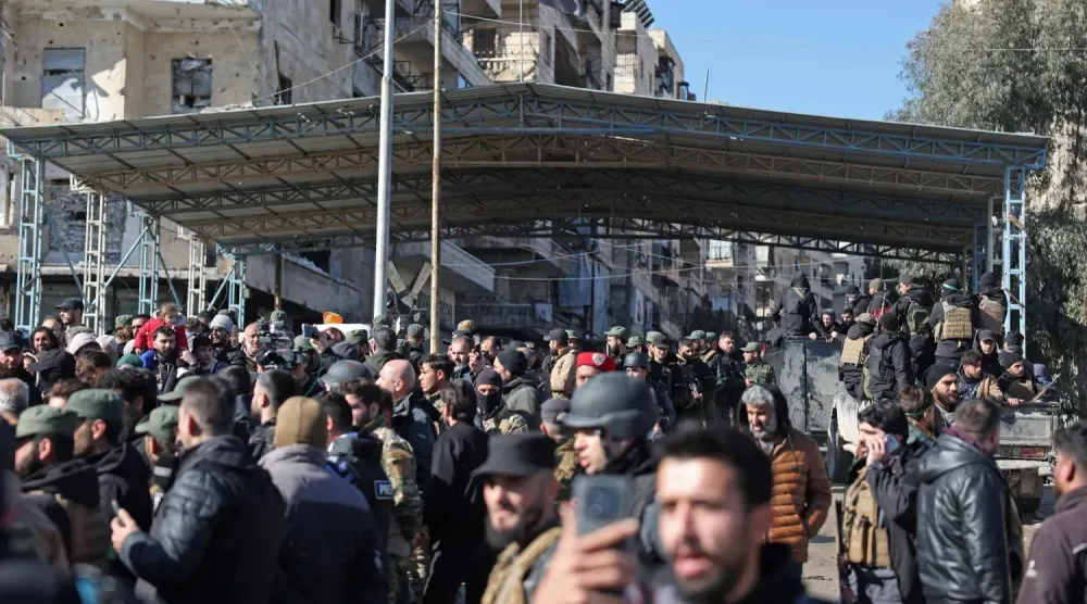 Suriye güvenlik güçleri, Halep'teki Şeyh Maksud mahallesinin sakinlerini tehlike bölgesinden tahliye etti. (AFP)