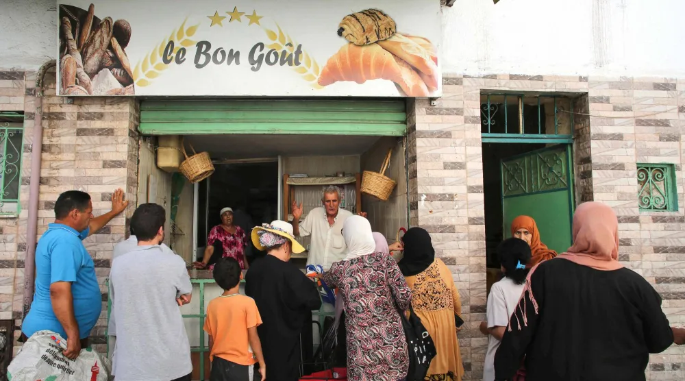 صورة أرشيفية لطوابير شراء الخبز في العاصمة بعد أزمة الدقيق (أ.ف.ب)
