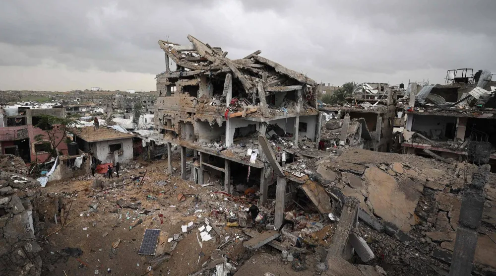 لقطة عامة تُظهر المباني المدمرة في مخيم البريج بوسط قطاع غزة (أ.ف.ب)