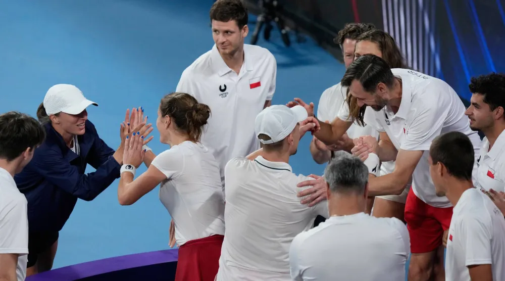 فرحة الفريق البولندي بالفوز المثير على أميركا (أ.ب)