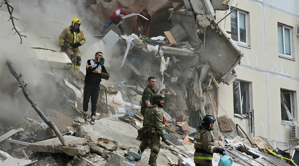 عمال الإنقاذ في فولغوغراد خلال قصف أوكراني في مايو الماضي (رويترز)