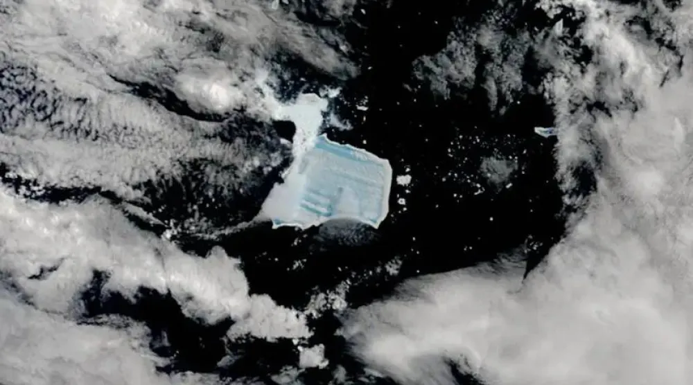 جبل جليدي أيقوني يدخل مرحلته الزرقاء الأخيرة (ناسا)