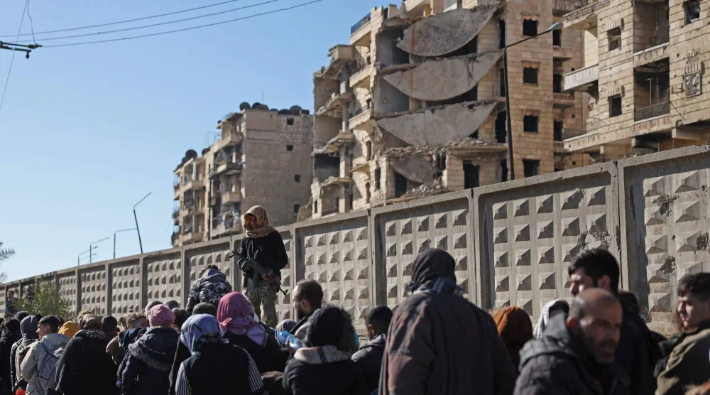 قوات الأمن التابعة للحكومة السورية تقوم بإجلاء سكان حي الشيخ مقصود في حلب (أ.ف.ب)