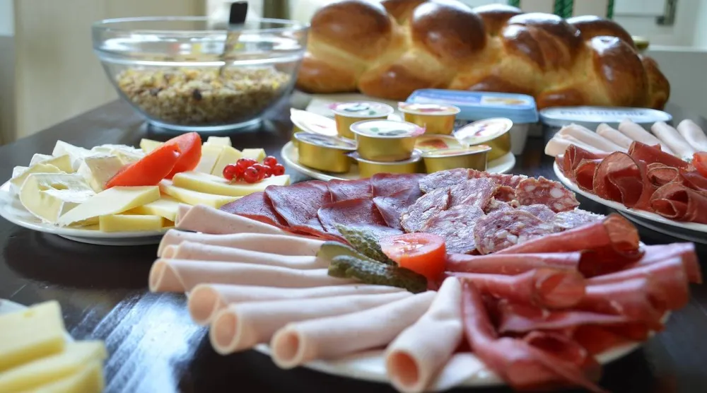 المواد الحافظة تُستخدم بشكل شائع في الأغذية مثل الجبن والنقانق (نيدبكس)