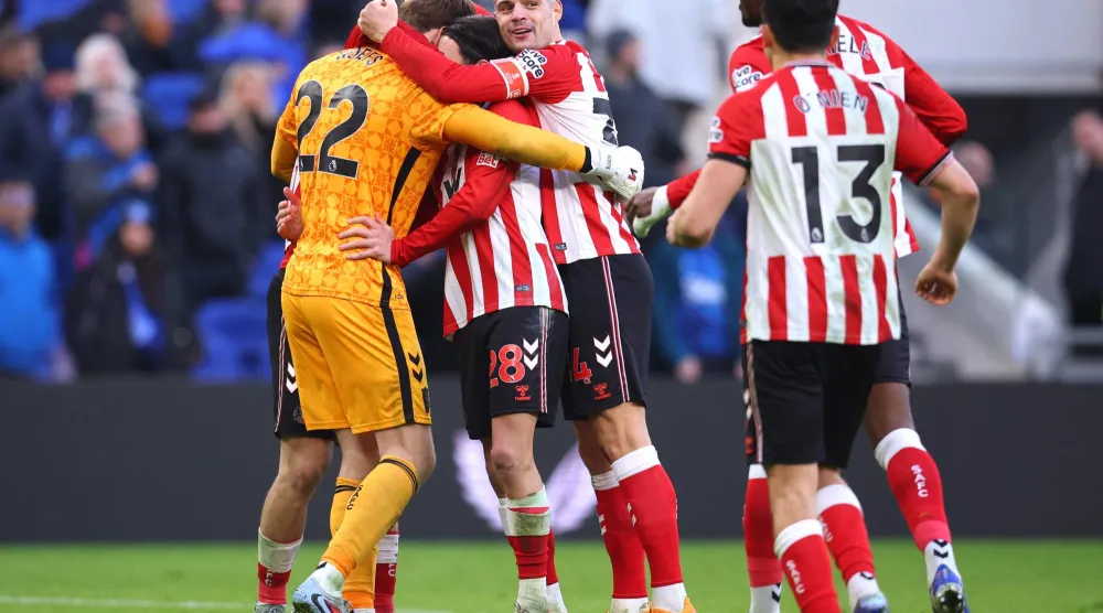 فرحة لاعبي سندرلاند بالفوز على إيفرتون (رويترز)