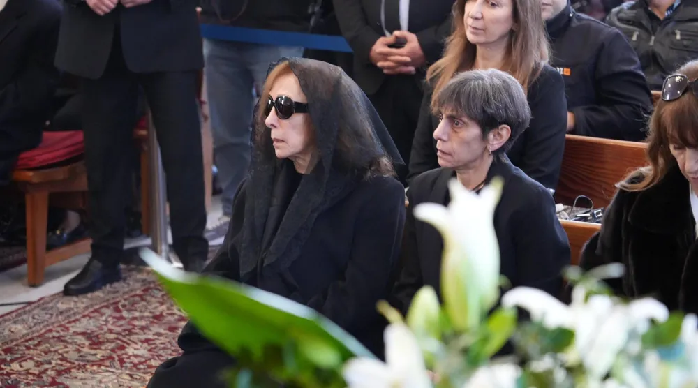 فيروز وابنتها ريما في إلقاء النظرة الأخيرة على الراحل هلي (خاص الشرق الأوسط)