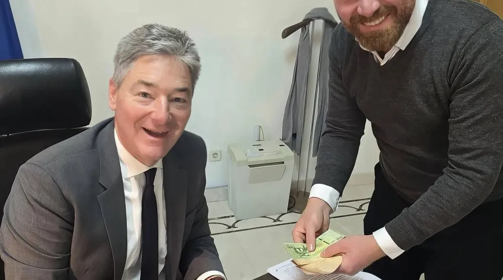 ميخائيل أونماخت القائم بأعمال بعثة الاتحاد الأوروبي في سوريا (يساراً) يمسك بأوراق العملة السورية الجديدة (حسابه عبر منصة «إكس»)