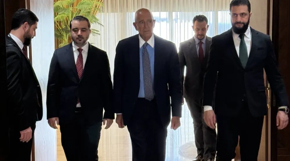 المبعوث الأميركي لسوريا توماس برّاك يتوسط الرئيس السوري أحمد الشرع ووزير الخارجية السوري أسعد الشيباني في دمشق (حساب براك عبر منصة «إكس»)