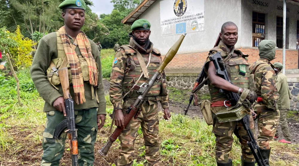 جنود من جيش الكونغو الديمقراطية يتمركزون خارج غوما في مقاطعة شمال كيفو (رويترز)