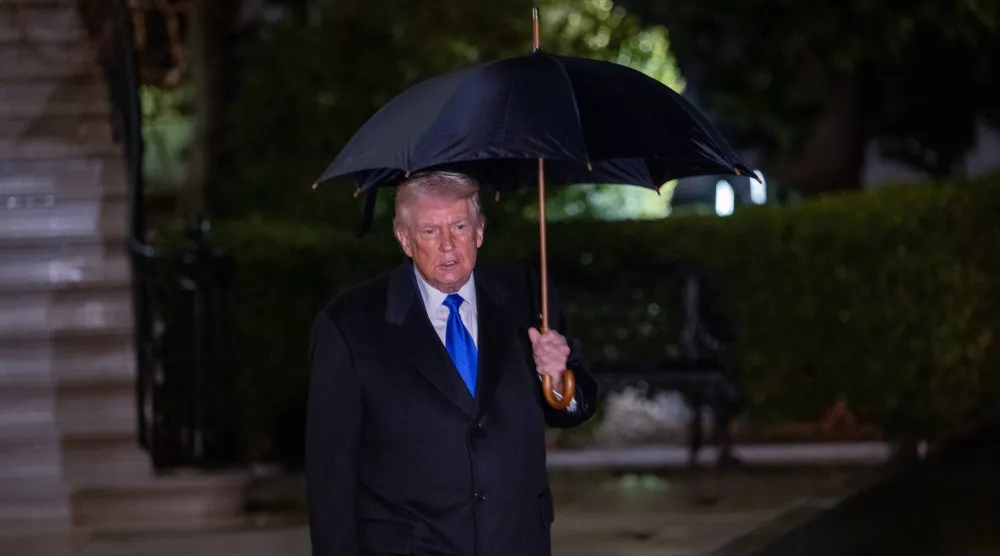 ترمب يتحدث إلى الصحافيين لدى مغادرته البيت الأبيض (د.ب.أ)