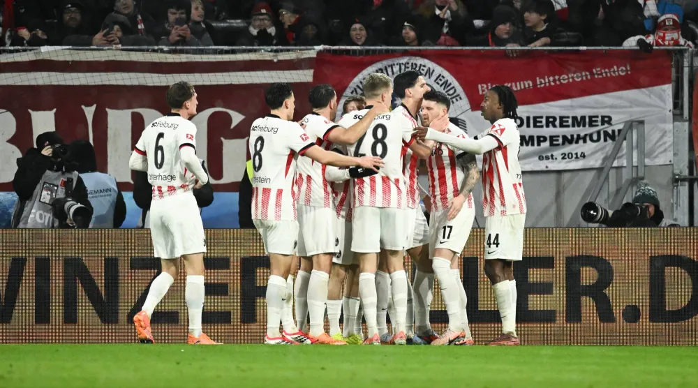 فرحة لاعبي فرايبورغ بالفوز على هامبورغ (د.ب.أ)