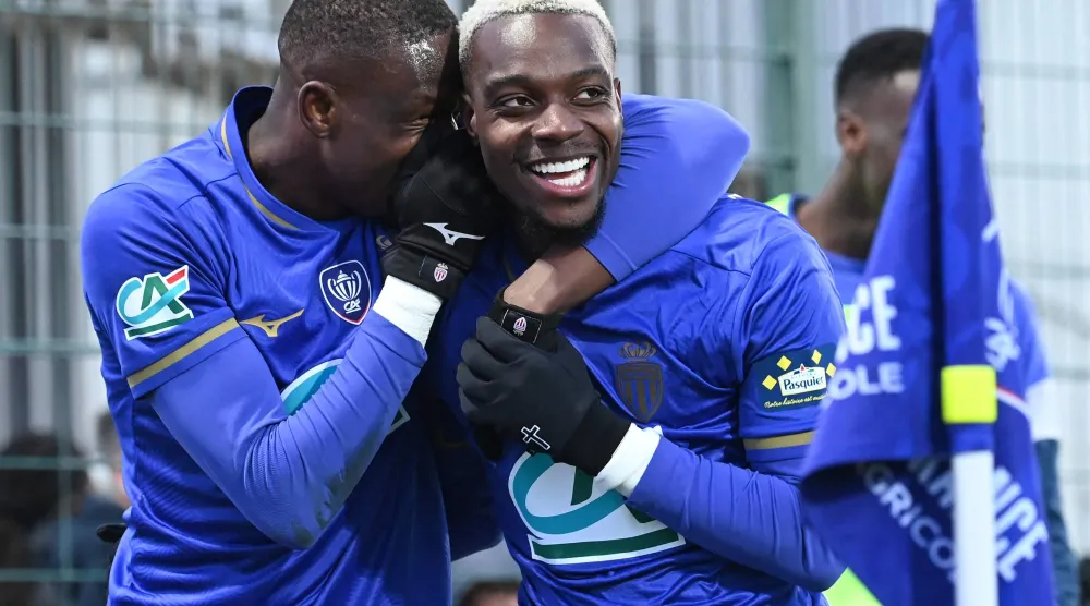 ثنائي موناكو بالوغون وإلينيخينا يحتفلان بالفوز في الكأس (أ.ف.ب)