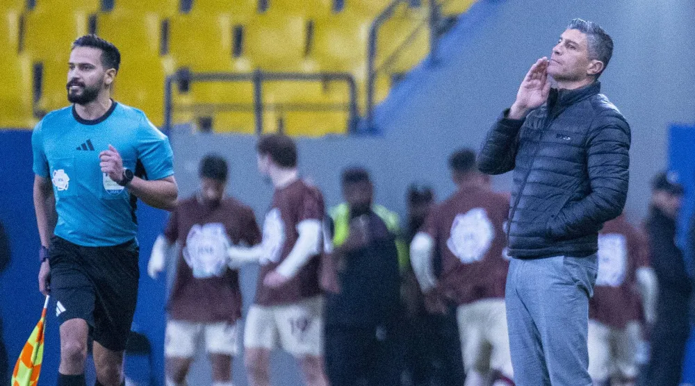 بيدرو يراقب أداء لاعبيه خلال المباراة (تصوير: سعد الدوسري)