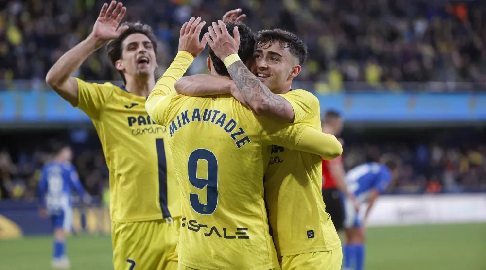 فرحة لاعبي فياريال بالفوز الثمين (إ.ب.أ)