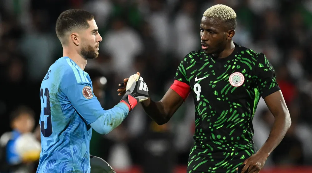 أوسيمين يصافح لوكا زيدان حارس مرمى الجزائر بعد نهاية المباراة (أ.ف.ب)