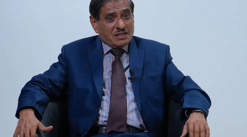 فرج البحسني خلال حديث سابق لـ«الشرق الأوسط» (تصوير: تركي العقيلي)