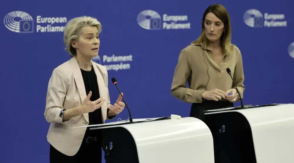 Avrupa Komisyonu Başkanı Ursula von der Leyen (solda) ve Avrupa Parlamentosu Başkanı Roberta Mitsola, 27 Kasım'da Strasbourg'da (EPA)