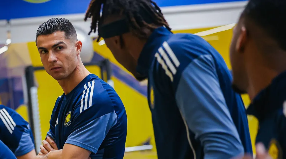 سيماكان في حديث مع رونالدو خلال استعدادات النصر للديربي (موقع النادي)