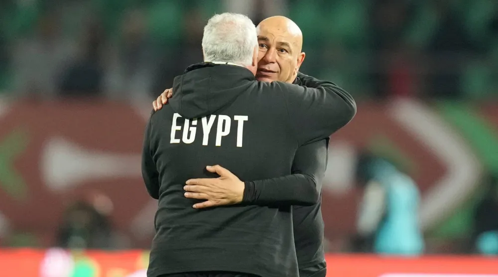 حسام حسن يتلقى التهنئة بعد التأهل إلى نصف النهائي (أ.ب)