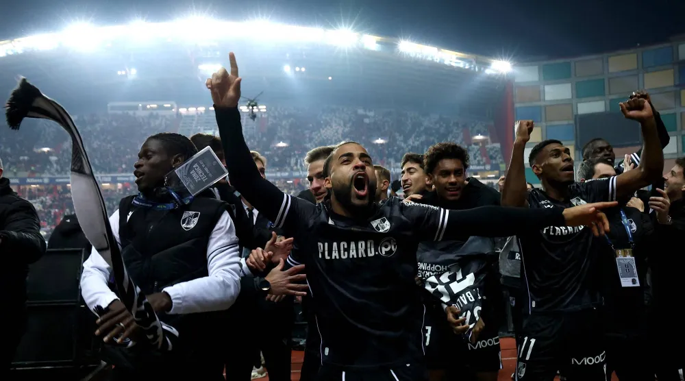 لاعبو فيتوريا يحتفلون مع جماهيرهم باللقب الكبير (رويترز)