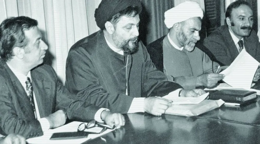 عقد الإمام موسى الصدر مؤتمراً صحفياً، ألقى خلاله كلمته متوسطاً الشيخ محمد مهدي شمس الدين، النائب حسين الحسيني، نقيب الصحافة رياض طه (مركز الإمام موسى الصدر للأبحاث والدراسات)