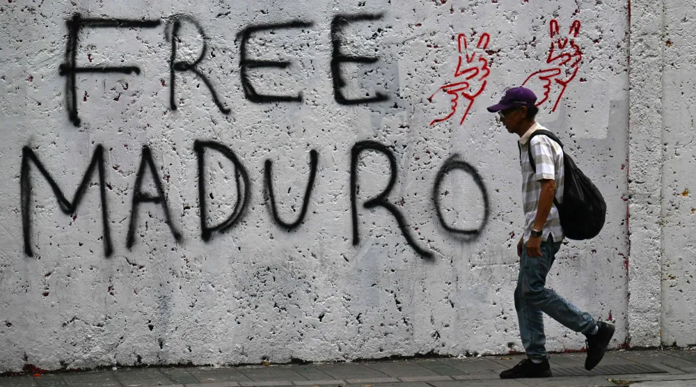 جدارية تطالب بالإفراج عن الرئيس الفنزويلي المخلوع نيكولاس مادور (ا.ف.ب)