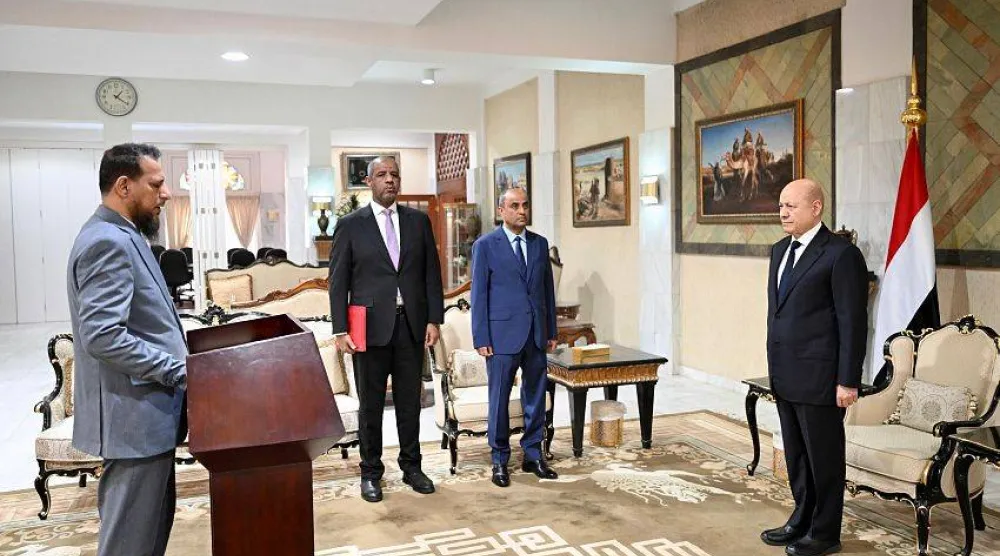 محافظ عدن وزير الدولة الجديد عبد الرحمن شيخ يؤدي أمام العليمي اليمين القانونية (سبأ)