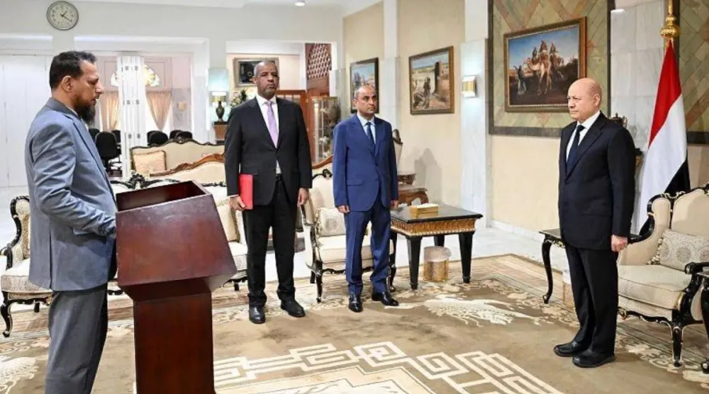 Minister of State and Governor of Aden Abdulrahman Sheikh al-Yafei takes the constitutional oath on Saturday before the Chairman of the Presidential Leadership Council, Rashad al-Alimi. Saba