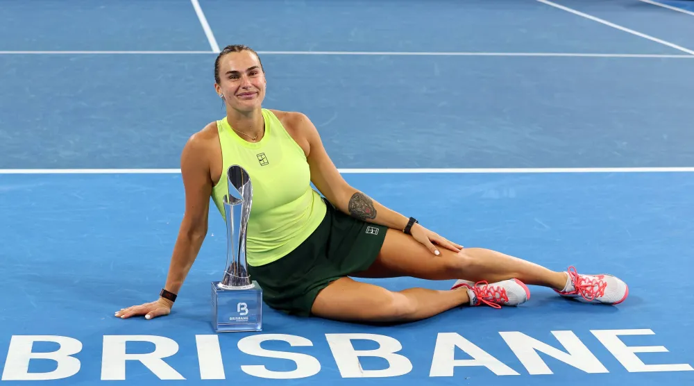 أرينا سابالينكا بجانب الجائزة (أ.ب)