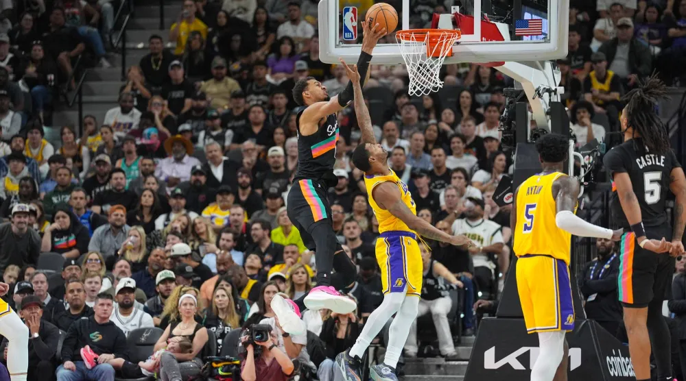 فيكتور ويمبانياما يرتقي لإدخال الكرة في السلة (رويترز)