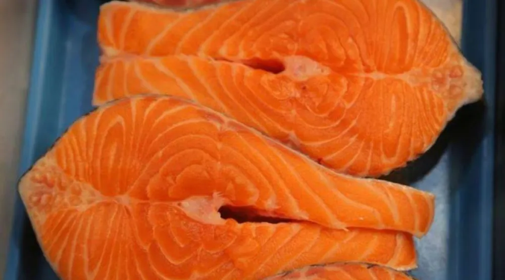 يُعدّ سمك السلمون من أفضل مصادر الدهون المتعددة غير المشبعة (رويترز)