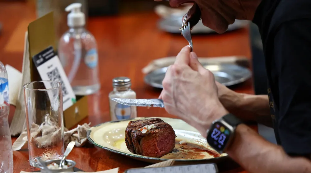 أوصت أحدث نسخة من الإرشادات الغذائية الأميركية بتناول المزيد من «البروتينات عالية الجودة» (رويترز)