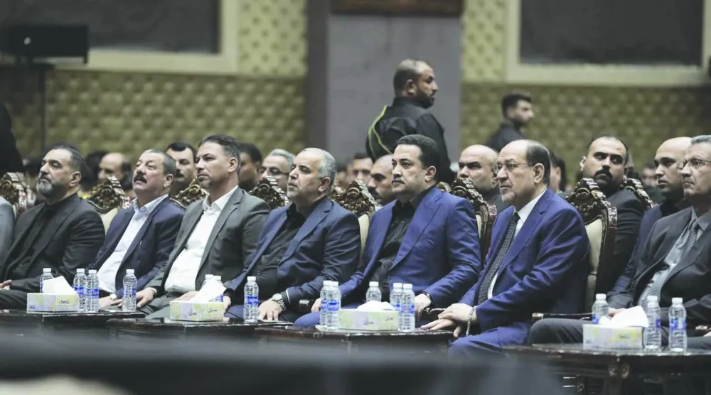 رئيس الوزراء العراقي محمد شياع السوداني بجانب نوري المالكي خلال مناسبة دينية سابقة في بغداد (أرشيفية - إعلام حكومي)