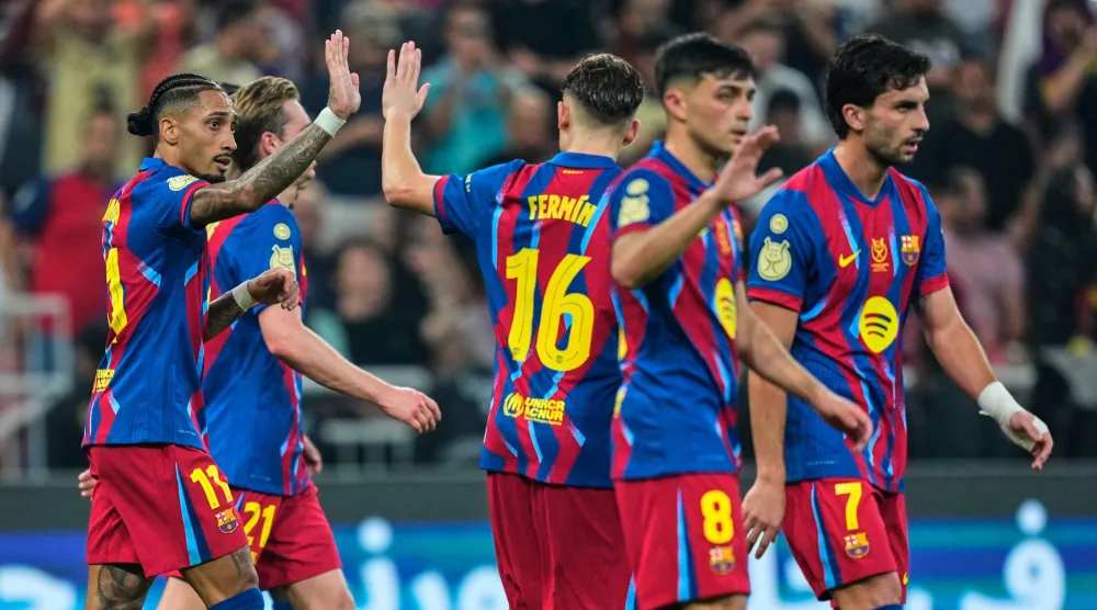 لاعبو برشلونة في الملعب وسط استمرار الجدل القانوني والإعلامي حول «قضية نيغريرا» وانعكاساتها على كرة القدم الإسبانية (أ.ب)