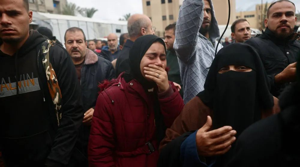 امرأة فلسطينية تبكي مع وصول عائلات لاستلام جثامين ذويها في اليوم التالي للقصف الإسرائيلي الذي أسفر عن مقتل أكثر من 12 شخصاً بينهم أطفال في مستشفى ناصر بخان يونس جنوب قطاع غزة (أ.ف.ب)