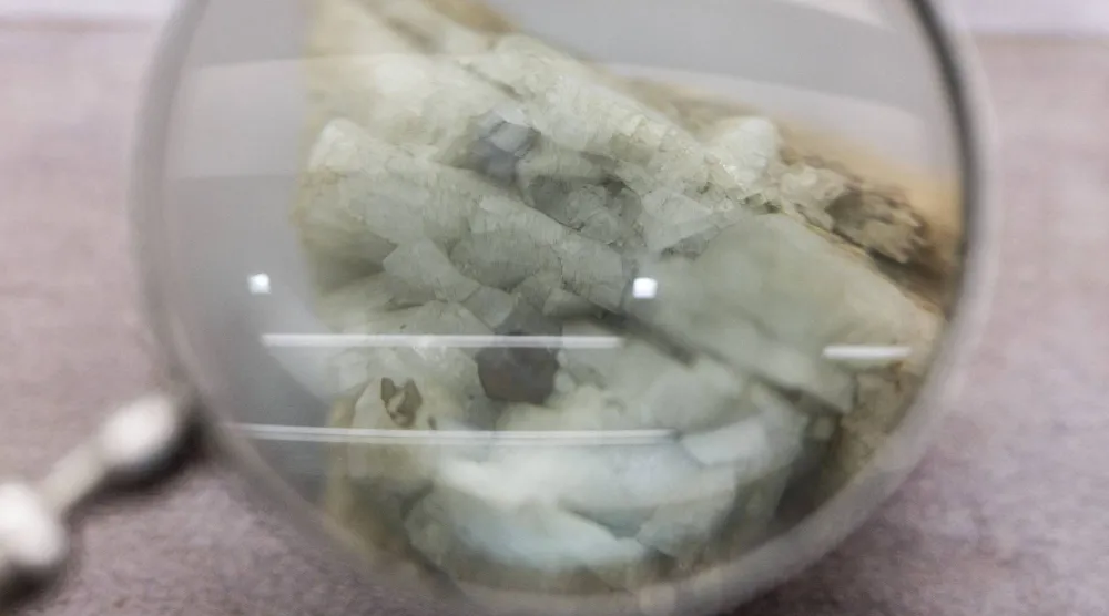 عينة من معدن المونازيت المستخدم في صناعة العناصر الأرضية النادرة معروضة في المتحف الجيولوجي الصيني في بكين (رويترز).