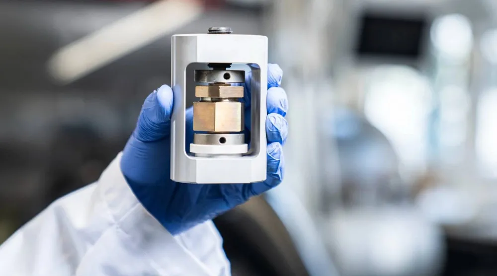 الفريق البحثي طور عملية تصنيع مبتكرة لبطاريات الحالة الصلبة (معهد بول شيرر السويسري)