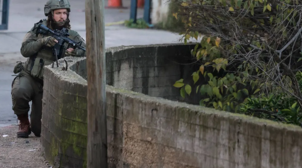 جندي إسرائيلي يتخذ موقعه خلال عملية عسكرية حول البلدة القديمة لمدينة نابلس شمال الضفة الغربية المحتلة يوم الأحد (أ.ف.ب)