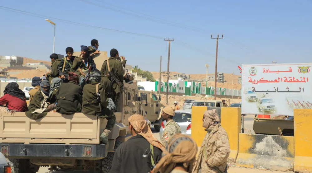 جنود حكوميون على ظهر مركبة عسكرية في مدينة المكلا الساحلية كبرى مدن حضرموت شرق اليمن (رويترز)