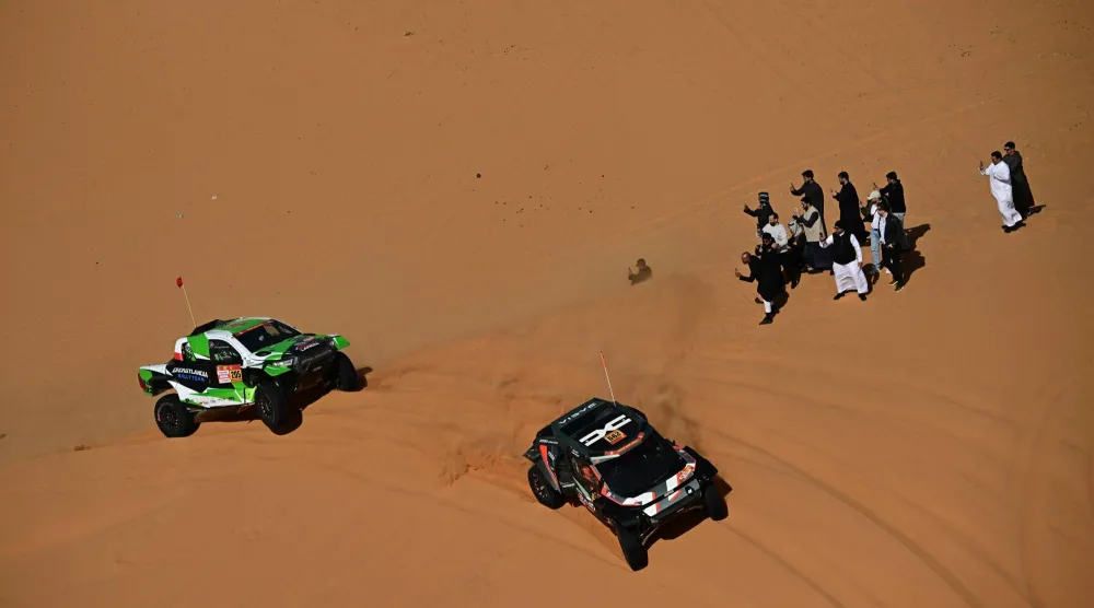 السائق القطري ناصر العطية بقي في صدارة الترتيب العام مستغلاً تعثر لاتيغان في المرحلة السادسة (أ.ف.ب)