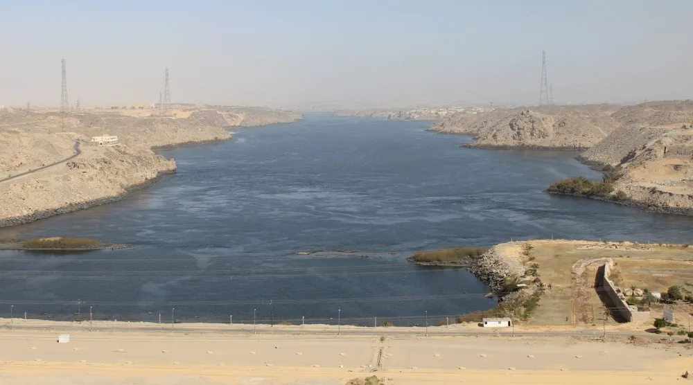 منظر لنهر النيل خلف «السد العالي» في أسوان جنوب مصر (الشرق الأوسط)