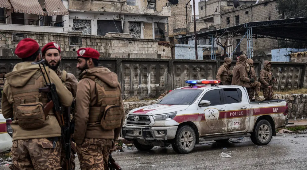 قوات الشرطة العسكرية السورية تنتشر في حي الشيخ مقصود بمدينة حلب (د.ب.أ)