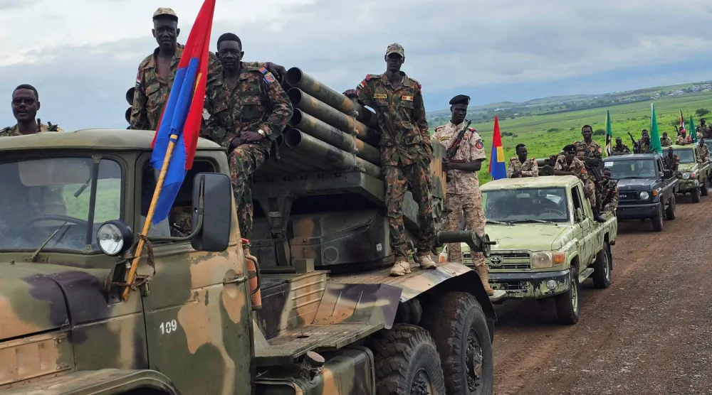 جنود تابعون للجيش السوداني في شوارع مدينة القضارف شرق البلاد في 14 أغسطس 2025 احتفالاً بالذكرى الـ71 لتأسيس الجيش (أ.ف.ب)