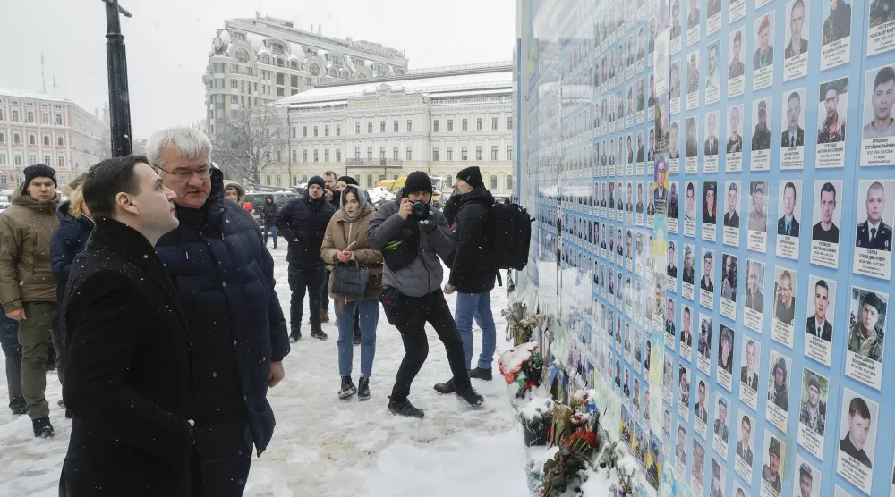 وزيرا الخارجية التشيكي (يسار) والأوكراني يكرّمان ذكرى الجنود الأوكرانيين في كييف يوم 9 يناير (إ.ب.أ)